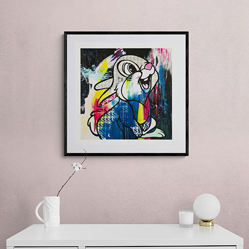 Simulación real en salón de la obra gráfica, glicée en colores de Ben Allen Money Rabbit en venta